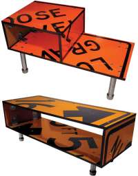 Twee tv meubels van oude straatnaam borden en de buizen van een bouwsteiger.