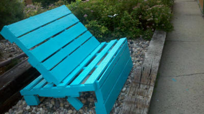 Blauw geschilderde tuinbank van oude pallets en recycling hout.