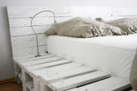 Wit geschilderde pallets als bed.