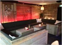 Verlichting van een bar restaurant inrichting, steigerhout loungeset met verlichting.