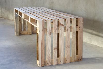 Dit bureau is van pallets gemaakt, gemakkelijk zelf te maken bureau, ook van steigerplanken zelf te maken.