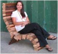 Leunstoel van resten hout of planken van een pallet.