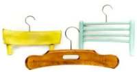 Klerenhangers gemaakt van oude stoel rugleuningen.