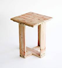Eenvoudige bijzettafel van steigerhout om zelf te maken.