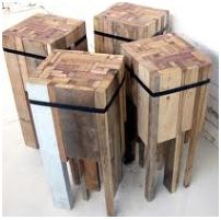 Barkrukken van planken uit de sloop. Krukjes van recycling hout.