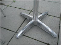 Geoxideerd onderstel van terrastafels, verweerd aluminium.
