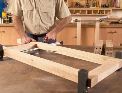 Maak een vierkant frame van hout, verbindingen met duvels.