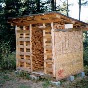 Doe het zelf voorbeeld om een tuinhuisje te maken voor het opslaan van hout, om van pallets te maken.