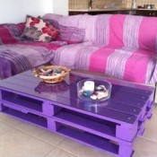 Pallettafel, salontafel op wielen met paarse verf beschilderd.