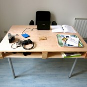 Dit bureau kun je zelf maken van een pallet met standaard metalen tafelpoten.