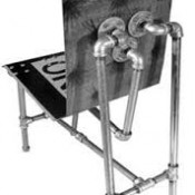 Voorbeeld hoe je een stoel kunt maken van een verkeersbord met steigerbuis en verbinders van steigers.