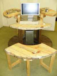 Computertafel van een houten kabeltrommel.
